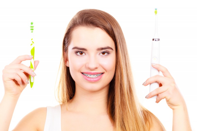 Pot să folosesc periuța electrică dacă am aparat dentar?