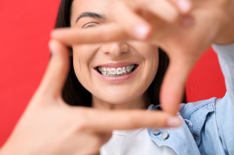 Pot să practic sporturi și să cânt la instrumente muzicale dacă port aparat dentar? Ghid de la Orto