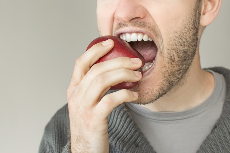 Află ce poți mânca după inserarea unui implant dentar