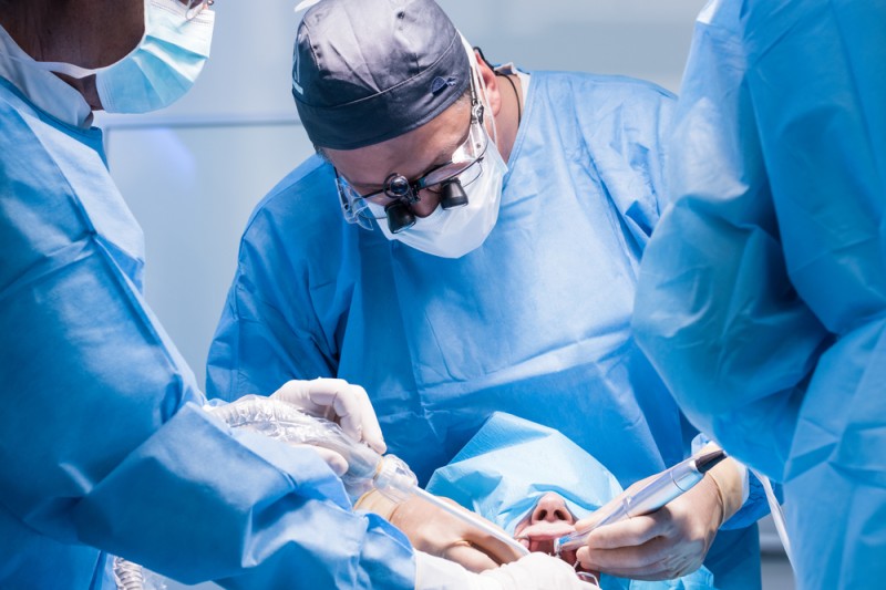 Cum decurge intervenția cu implant dentar? Acum ai răspunsul!