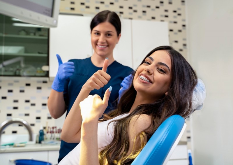 Afla tot ce trebuie sa stii despre tratamentul cu aparat dentar: costuri, opțiuni și durată